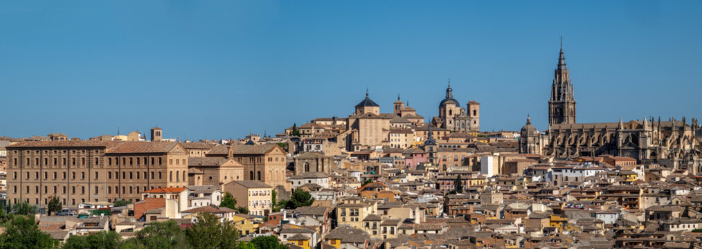 Calle hist&oacute;rica con arco en el casco antiguo de Toledo, Espa&ntilde;a	