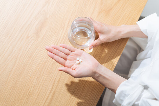 薬を飲む女性。医薬品、サプリメント、常備薬、ジェネリック