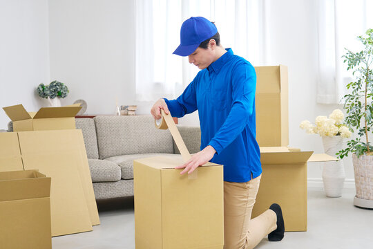 荷造りする引っ越し業者