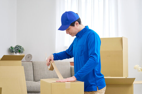 荷造りする引っ越し業者