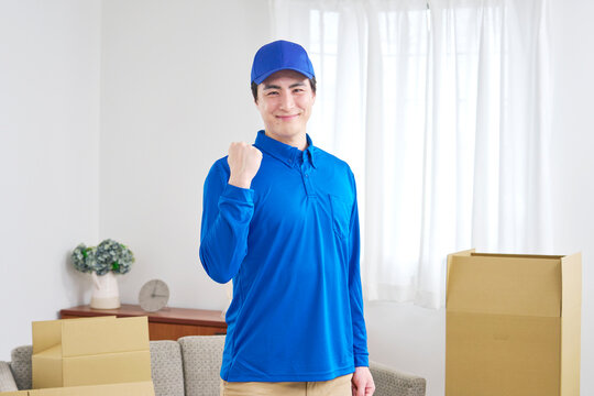 引っ越し業者の男性がガッツポーズをする