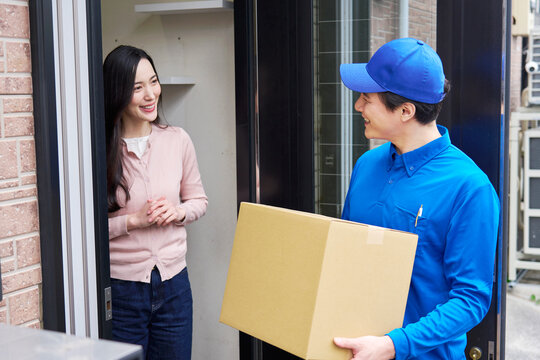 宅配便を受け取る女性