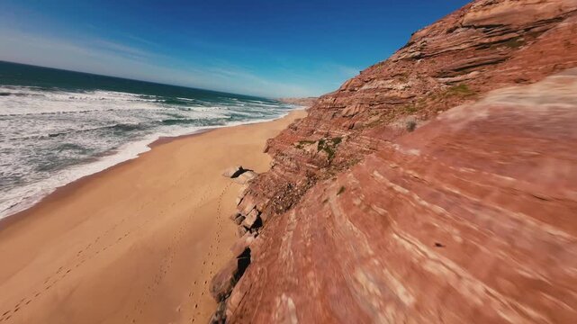 Vista a&eacute;rea de arribas escarpadas e forma&ccedil;&otilde;es rochosas junto ao mar