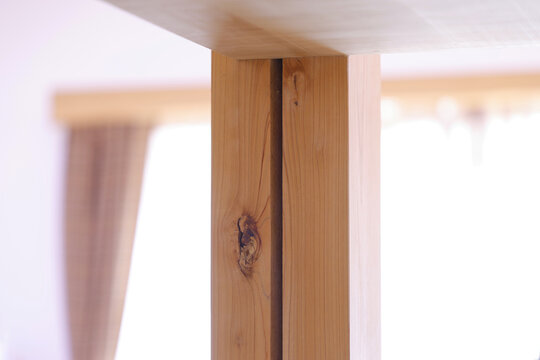 日本の木造住宅の内部に使用された、背割り入りの4寸（約120mm）角ヒノキ柱の様子。Appearance of a 4-sun (approx. 120mm) cypress post with a *sewari* (pre-cut longitudinal slit) used in the interior of a Japanese wooden house.