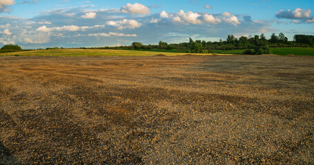 Obraz premium A large gravel field in the midst of springtime fields