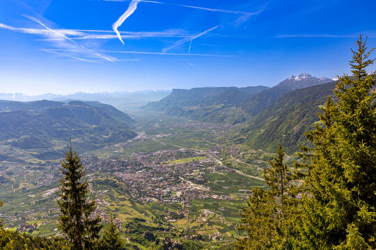 Blick von Hochmuth &uuml;ber Meran ins Etschtal, S&uuml;dtirol