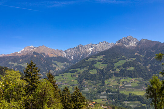 Blick vom Mutkopf &uuml;ber Meran auf Hirzer und Ifinger, S&uuml;dtirol