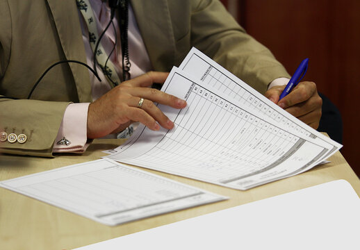 Apuntar documento papel oficina firma anotaci&oacute;n nota en lista trabajo bol&iacute;grafo traje ejecutivo business man signing acuerdo reuni&oacute;n anotar negociaci&oacute;n