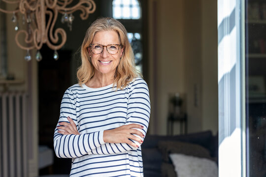 Portrait of smiling mature woman wearing glasses