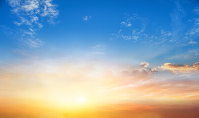 Obraz premium Sunset sky background with tiny clouds and rays of light shining through the clouds