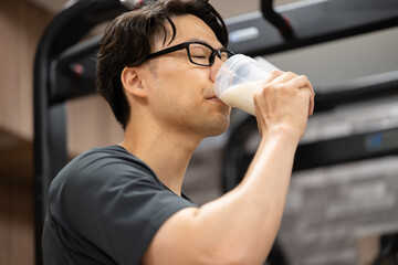 Fototapeta premium プロテインを飲む男性