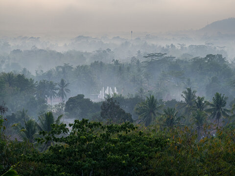 Paisaje desde el templo de Borobudur en Yogyakarta, en la isla de Java, Indonesia