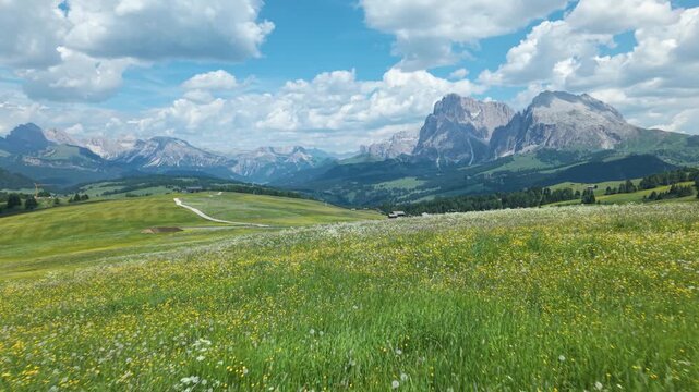 Dolomiten, die Geislergruppe im Hintergrund des Seceda-Massivs, Trentino-S&uuml;dtirol, Italien, Europa.
