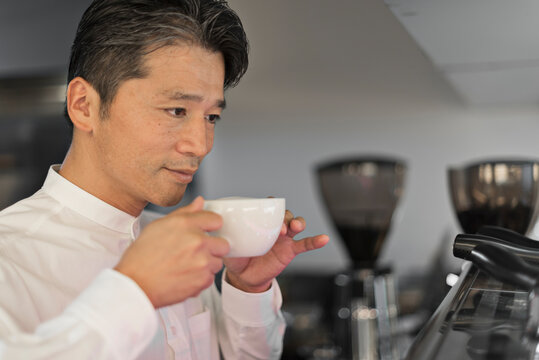 コーヒーをテイスティングする40代男性バリスタの横顔