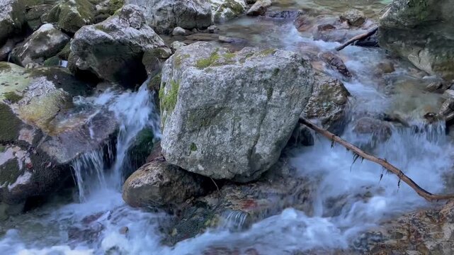 Kleiner Wasserfall an der Wei&szlig;en Achen im Chiemgau, Alpen, Bayern, Deutschland