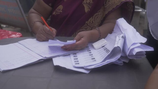 Voter registration during Bihar assembly election, Patna, Static shot