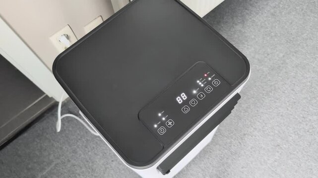 Connecting a portable room air conditioner to the network and turning it on for use