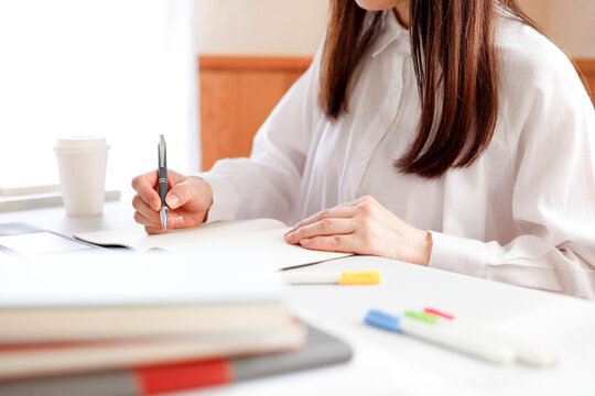勉強中の女性　未来への自己投資イメージ