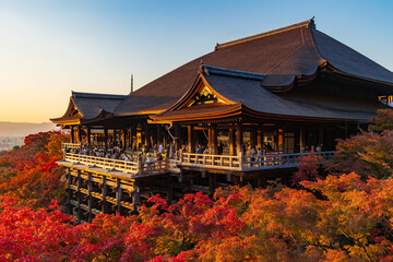 Naklejka premium 日本の風景・秋 京都 世界遺産 紅葉と夕暮れの清水寺