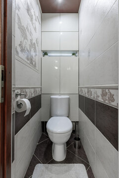 Compact Apartment Toilet Room Interior with Ceramic Tile and Cabinet