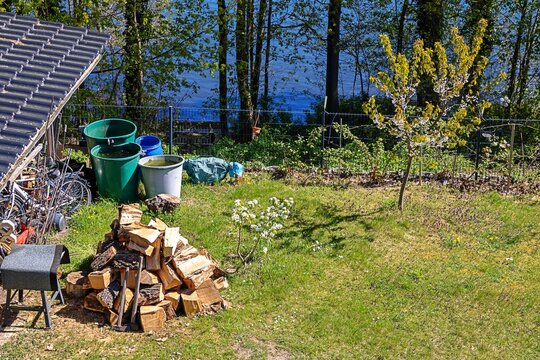 erkner, deutschland - grundst&uuml;ck mit holzhaufen und wassertonnen