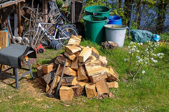 erkner, deutschland - brennholz und wassertonnen