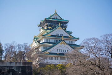 Naklejka premium Osaka Castle, Japan, on a clear spring day