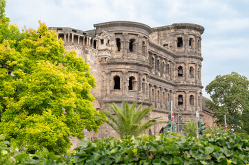 Obraz premium Porta Nigra Trier, famous UNESCO World Heritage, roman monument, ancient city gate, rhineland palatinate in Germany