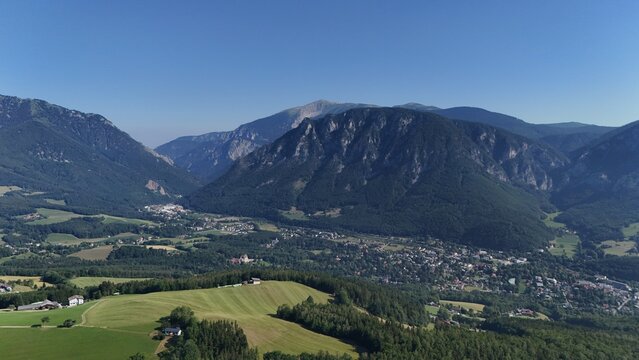 Blick &uuml;ber die Felder und W&auml;lder Payerbachs in Richtung H&ouml;llental