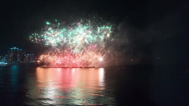 Bright firework patterns sparkling in the Busan night, Korea - 한국 부산의 밤에 반짝이는 밝은 불꽃 패턴