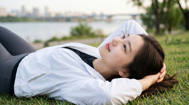 강가에서 휴식하는 여성 여행 사진 / Woman Relaxing by Riverside Travel Photo