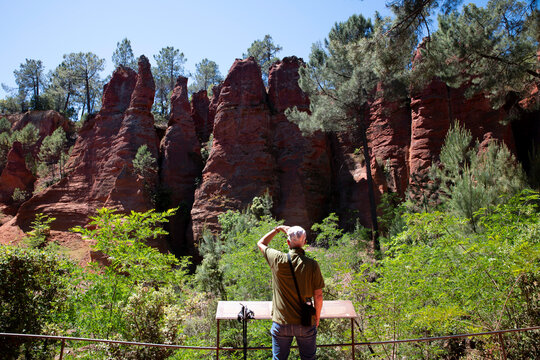 man looking at the red rocks in the provence in south france