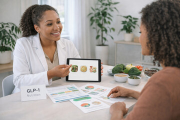 Nutrition consultation on GLP1 treatment with diverse meal options in a clinic © dvoevnore