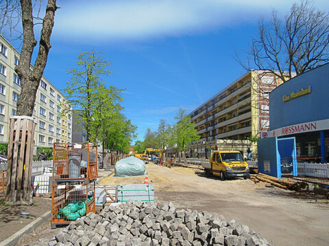 erkner, deutschland - 30.04.2026 - filiale der drogerie rossmann und kino movieland
