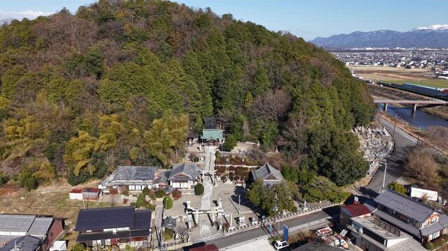 自然に囲まれた日本の神社（天満天神社）と鎮守の森のドローン空撮