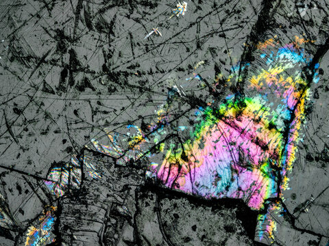 Interference colors in Iceland spar crystal viewed under reflected light microscope