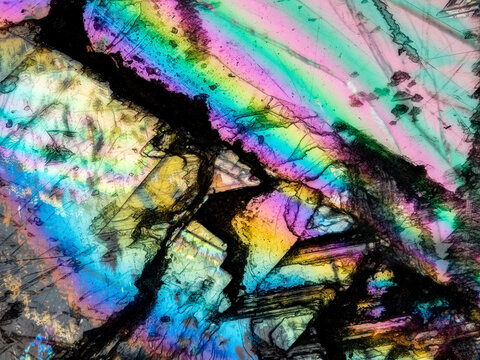 Colorful interference patterns in Iceland spar crystal under reflected light microscope