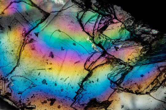 Colorful interference patterns in Iceland spar crystal under reflected light microscope