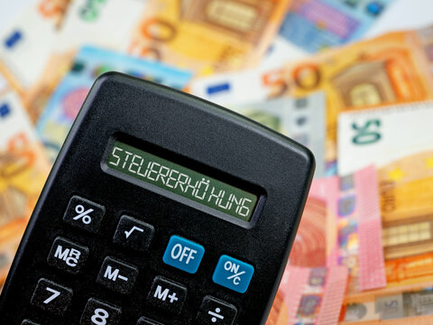 Taschenrechner mit dem Wort Steuererh&ouml;hung im Display