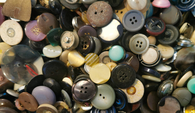 Scatola di vecchi bottoni di diversa forma e colore vintage