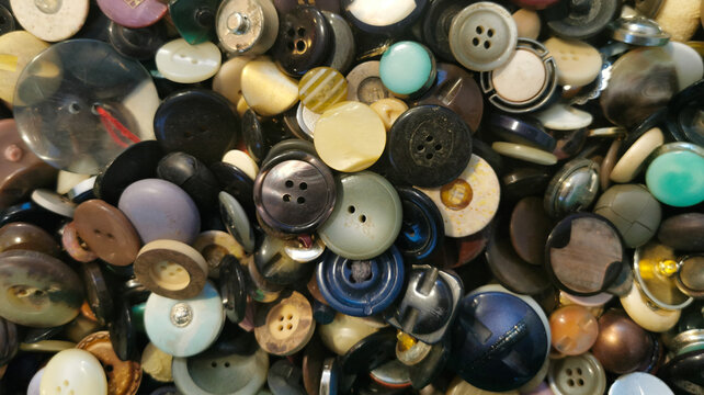 Scatola di vecchi bottoni di diversa forma e colore vintage