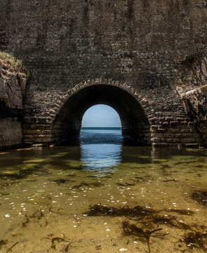 Acc&egrave;s &agrave; l'oc&eacute;an sous le fort de Peniche, Portugal