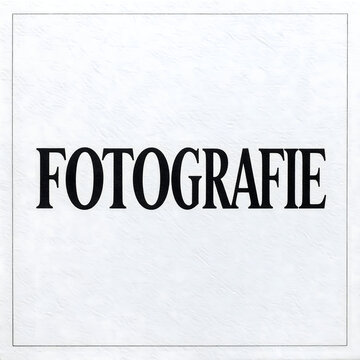 Fotografie Platindruck zeigt einen mattschwarzen Schriftzug auf strukturiertem Baumwollpapier und vermittelt eine luxuri&ouml;se edle Stimmung generative AI