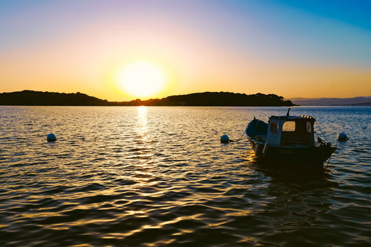 Kleines Boot im Meer in der Unterg&auml;ngen Sonne