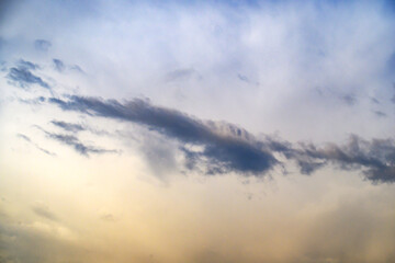 Obraz premium Sky view with scattered clouds during late afternoon transition