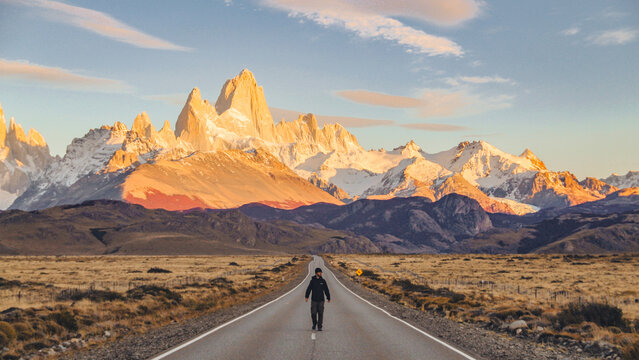 Mulher em rodovia com Fitz Roy ao fundo Em El Chalt&eacute;n, na Patag&ocirc;nia Argentina.