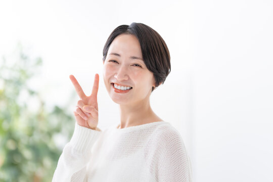 ピースする女性