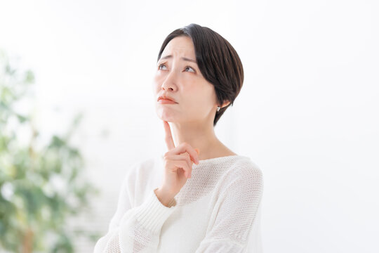 悩む女性