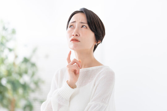 悩む女性
