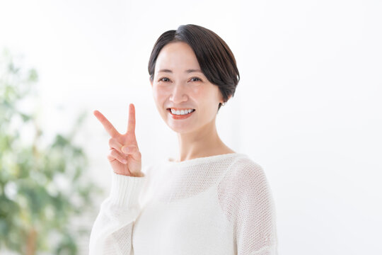 ピースする女性